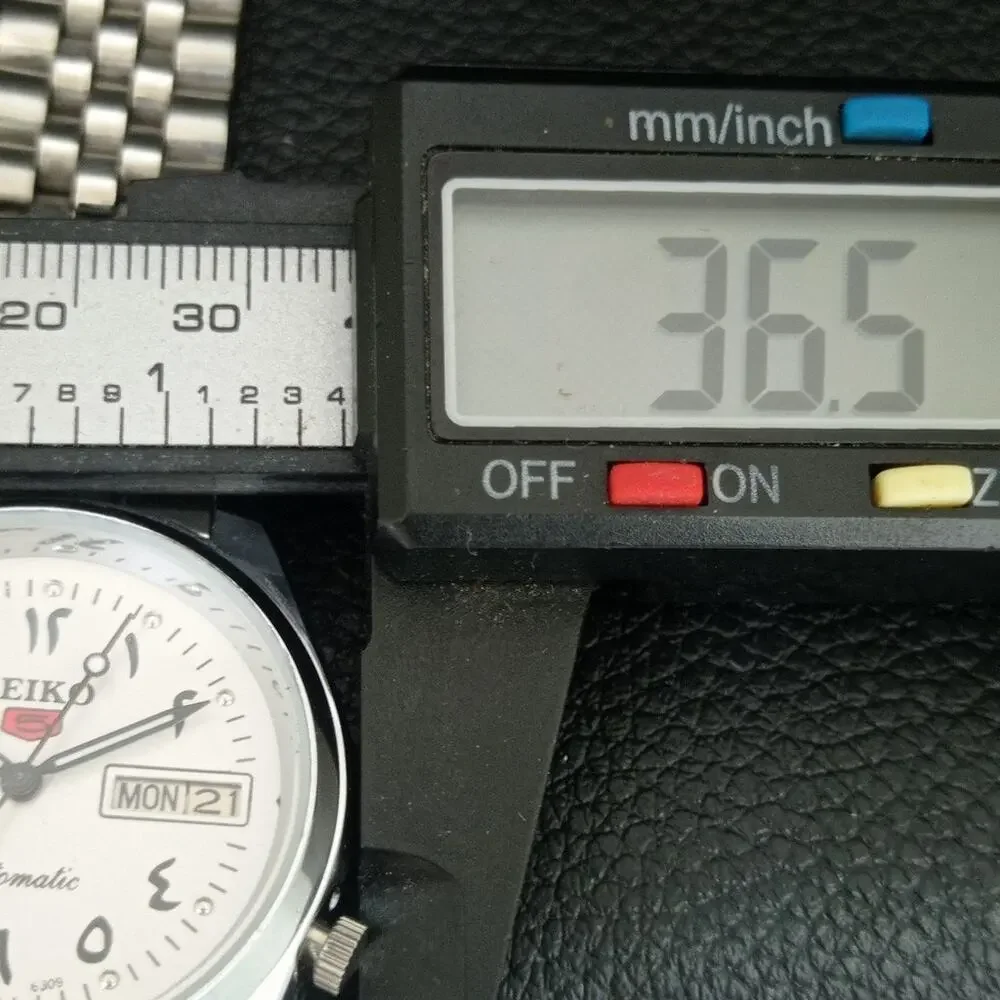 Vintage 1983 Seiko Automatic Mens Silver Watch W/daydate & Red accents